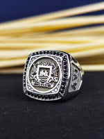 Load image into Gallery viewer, This family crest signet ring is an exceptional piece of heraldic jewelry, crafted in silver with a detailed engraving of a custom coat of arms. The striking black stone enhances its regal appearance, making it a bold and elegant choice for men. A meaningful and timeless ring, ideal for heritage lovers and those who appreciate personalized jewelry.