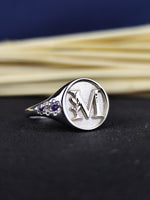 Load image into Gallery viewer, Personalized letter ring in gold, featuring a custom single initial. This elegant monogram ring is versatile, ideal for both casual and formal occasions, and makes a meaningful gift.