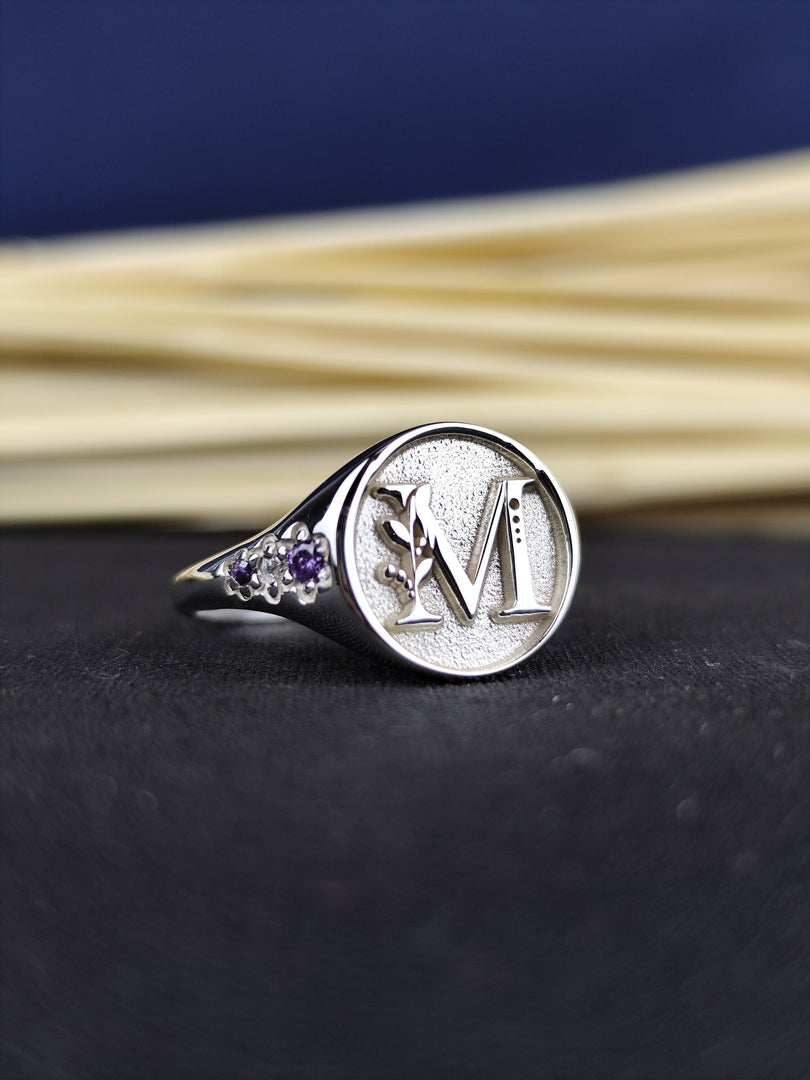 Silver initial ring with a single engraved letter, crafted for a minimalist look. Ideal for personalization, this ring adds elegance to any style and is perfect for gifting.