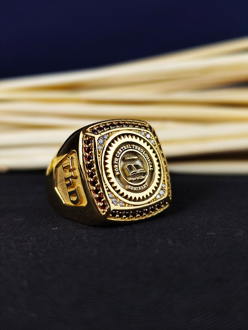 Elegant university ring with a stone, crafted for men in gold plating. This personalized ring is perfect for alumni who wish to commemorate their achievements.