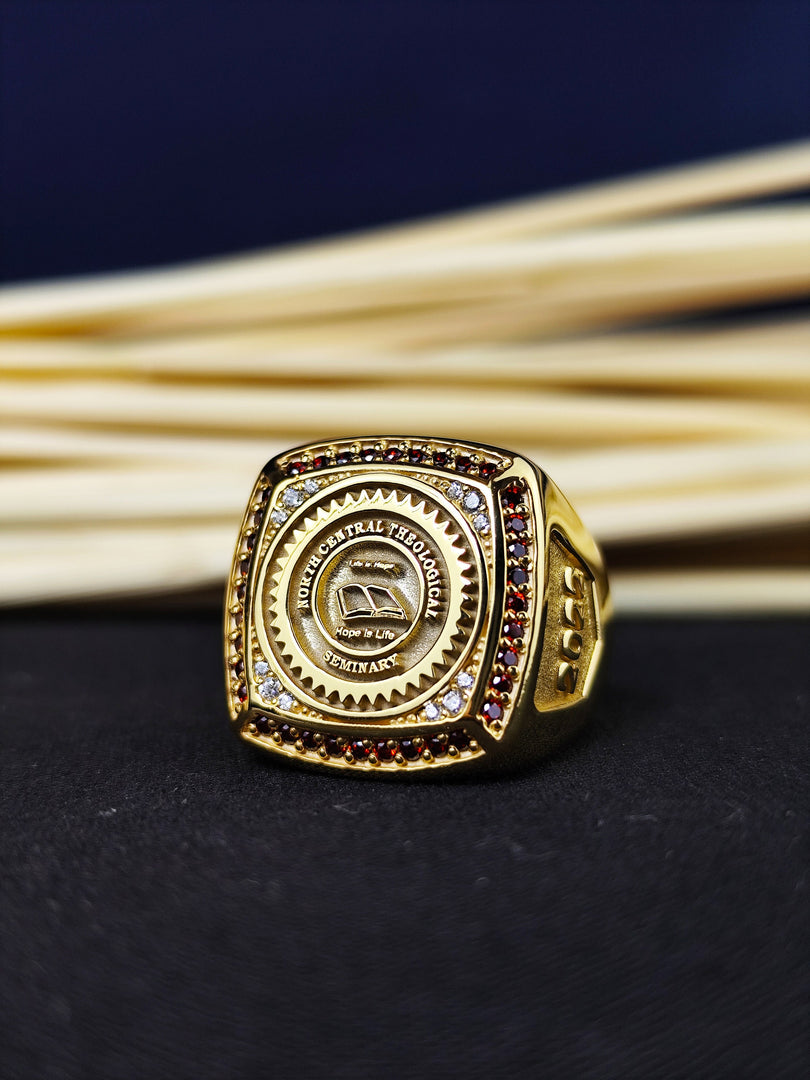 Gold-plated men’s graduation ring with a stone, designed to honor academic success. This signet ring is a stylish tribute to the journey of college life.