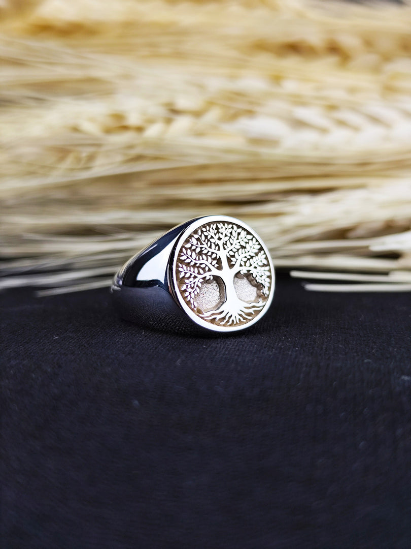 Nature-inspired Tree of Life ring in silver, designed to symbolize strength and resilience. This elegant ring is perfect for those who love meaningful jewelry.