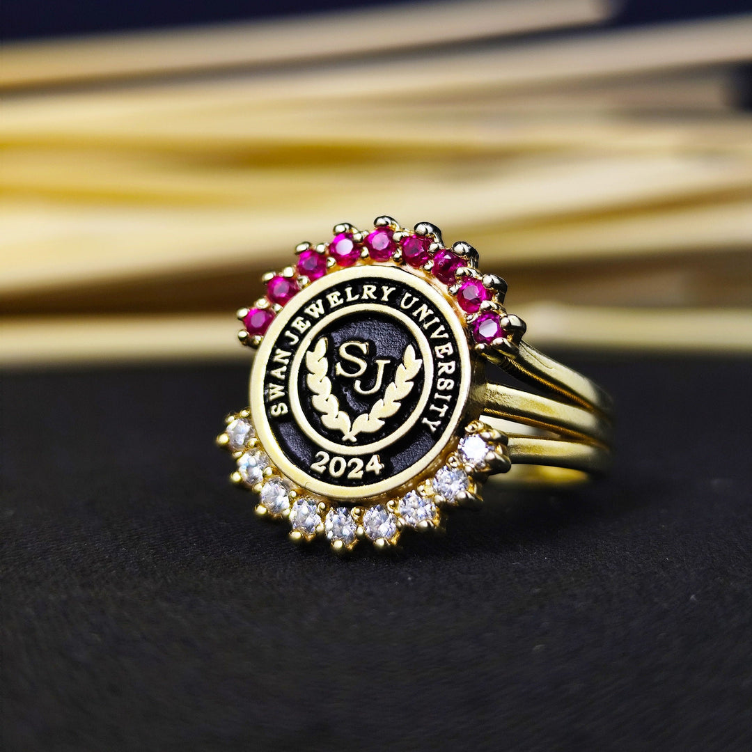 Gold-plated women’s university ring, featuring an elegant design perfect for graduation. A sophisticated gift for college alumni celebrating academic achievements.