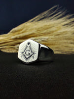 Load image into Gallery viewer, Elegant Masonic ring with a polished finish, perfect for Freemason members