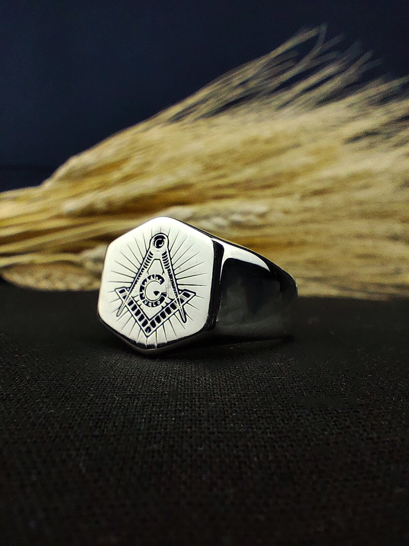 Elegant Masonic ring with a polished finish, perfect for Freemason members
