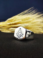 Load image into Gallery viewer, Polished Masonic ring showcasing the traditional Freemason emblem