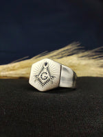 Load image into Gallery viewer, Elegant Masonic ring with a blue enamel inlay highlighting the Freemason