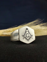 Load image into Gallery viewer, Customizable Masonic ring allowing personalization with initials or lodge number