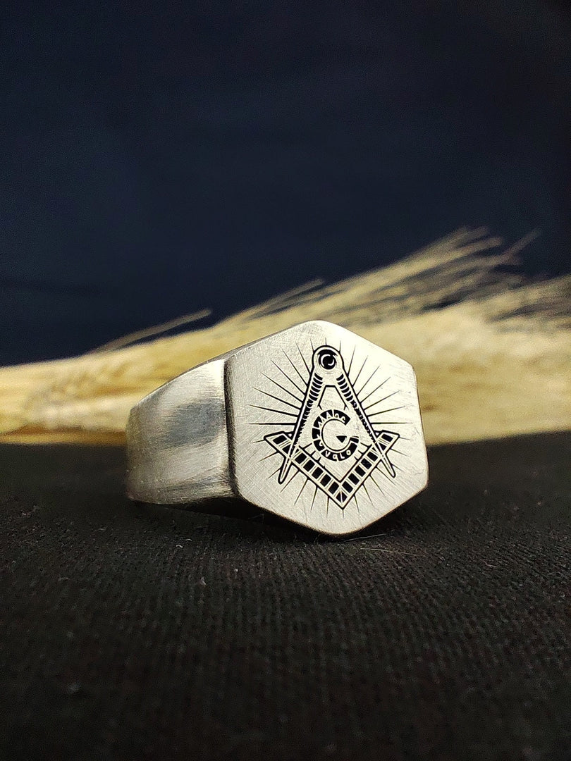 Customizable Masonic ring allowing personalization with initials or lodge number