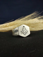 Load image into Gallery viewer, Men's Masonic ring with a black onyx stone set beneath the Freemason symbol