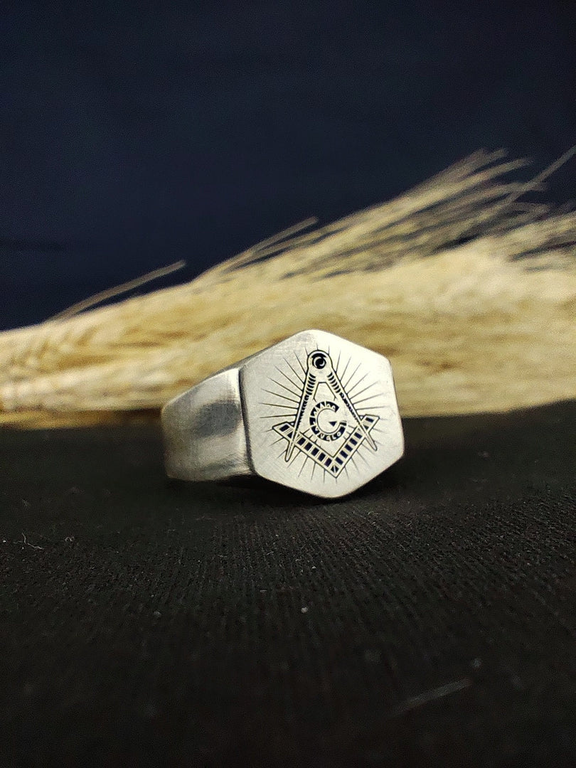 Men's Masonic ring with a black onyx stone set beneath the Freemason symbol