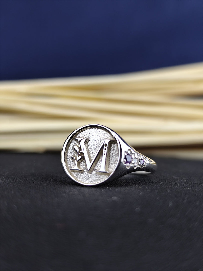 Custom letter ring in silver with a single initial, designed for those who value simplicity and style. Perfect for daily wear or as a special, meaningful gift.