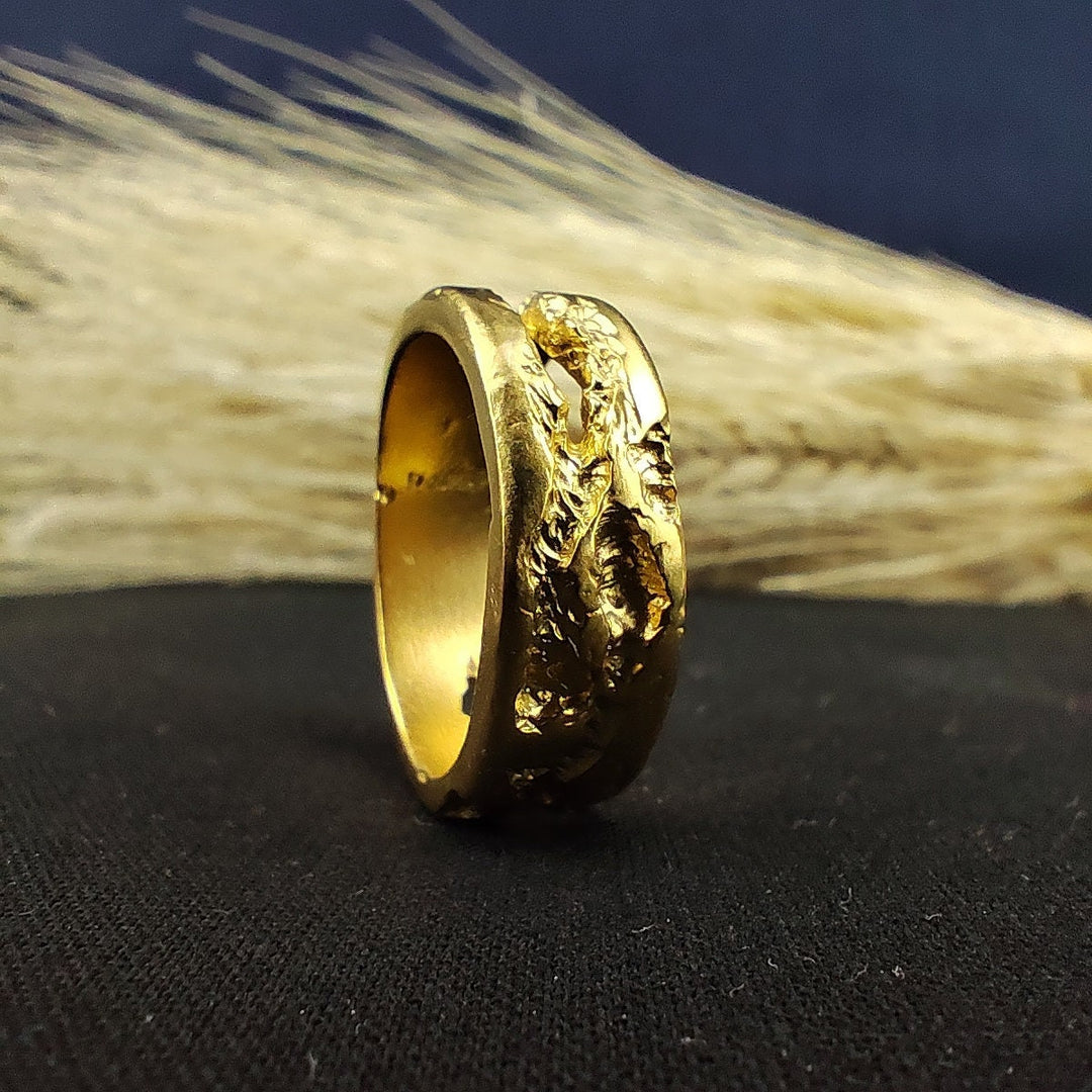 Custom rustic gold ring with a handmade finish, designed for those who love unique, earthy jewelry. Ideal for couples or as a statement piece.
