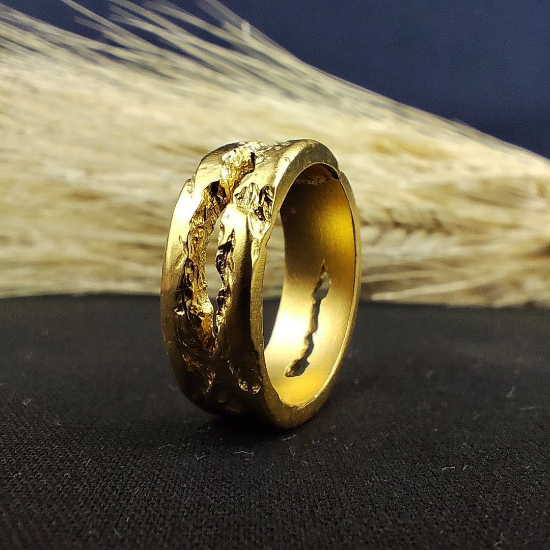 Elegant rustic band in gold, crafted with a timeless textured design. This ring is perfect for daily wear or special occasions, adding a touch of vintage charm.