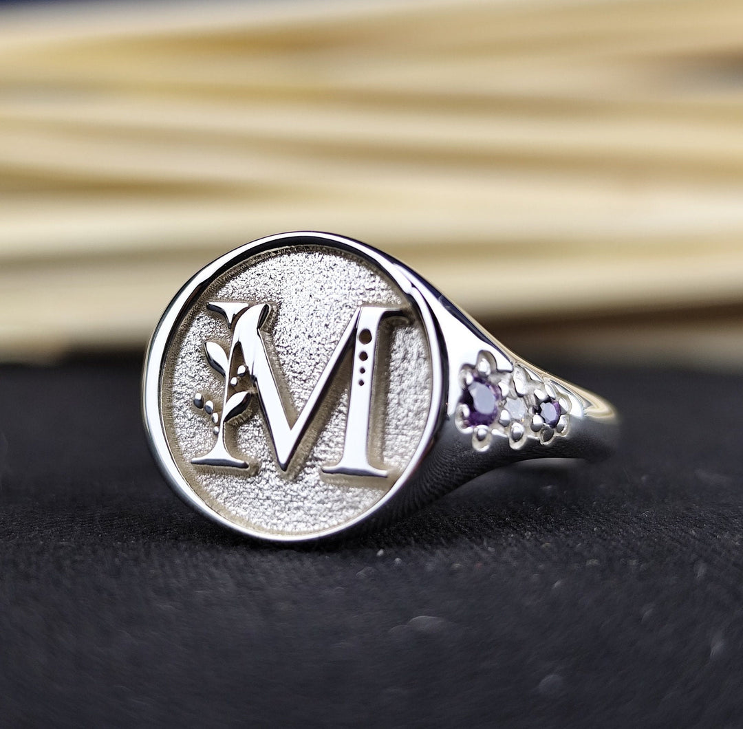 Custom single initial ring in gold, designed with a sleek monogram style. This minimalist letter ring is perfect for adding a personal touch to daily wear or as a thoughtful gift.