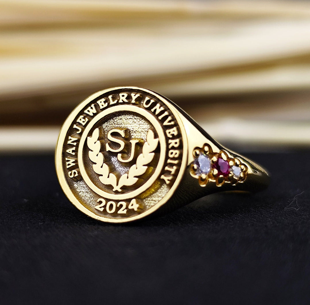 Gold-plated minimalist women’s college ring, blending modern design with timeless elegance. A versatile piece for all occasions.