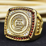 Load image into Gallery viewer, Men’s college ring with a central stone, gold-plated for a luxurious look. Ideal for celebrating graduation, this ring is a sophisticated gift.