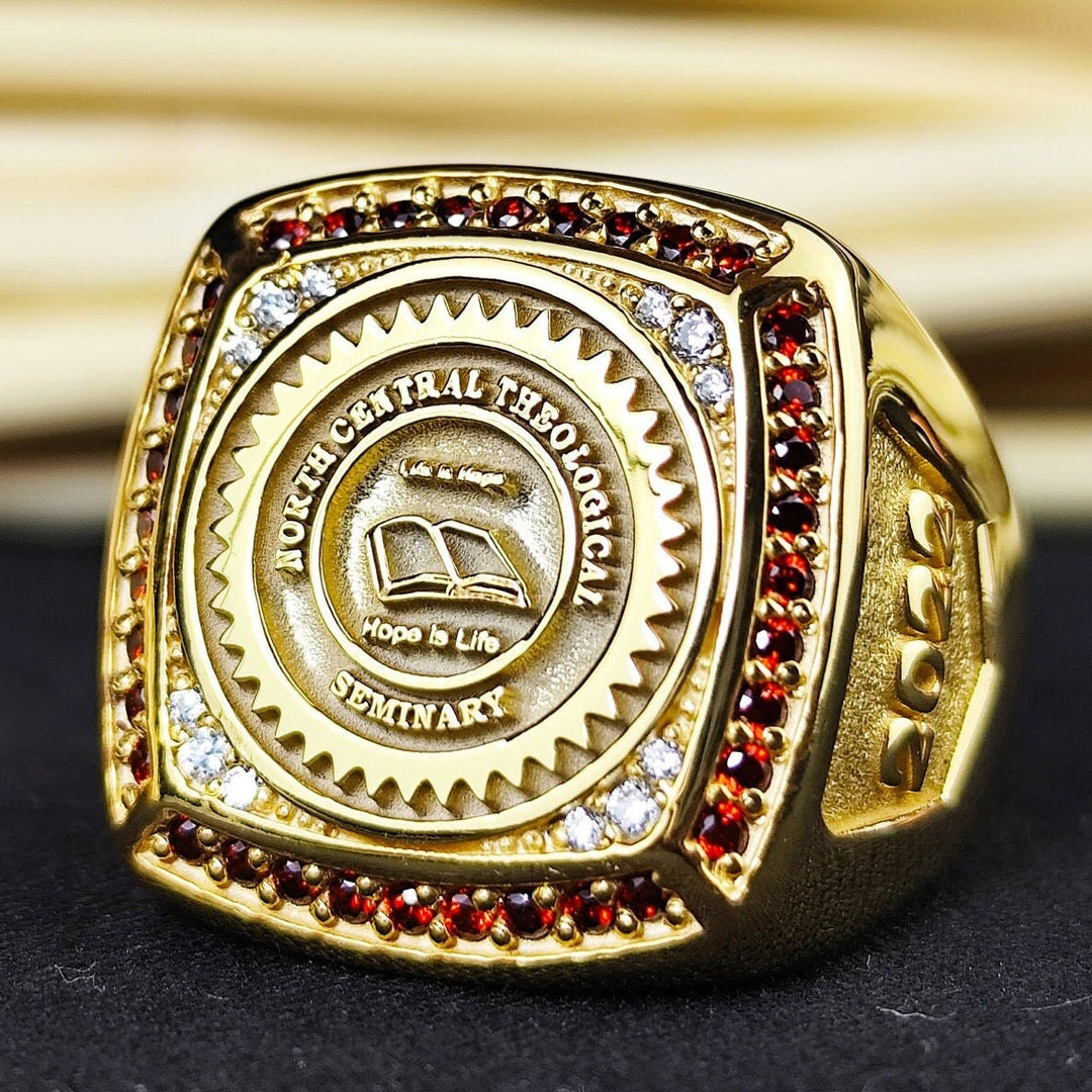 Men’s college ring with a central stone, gold-plated for a luxurious look. Ideal for celebrating graduation, this ring is a sophisticated gift.