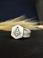 Load image into Gallery viewer, Vintage-style Masonic ring adorned with the compass and square insignia
