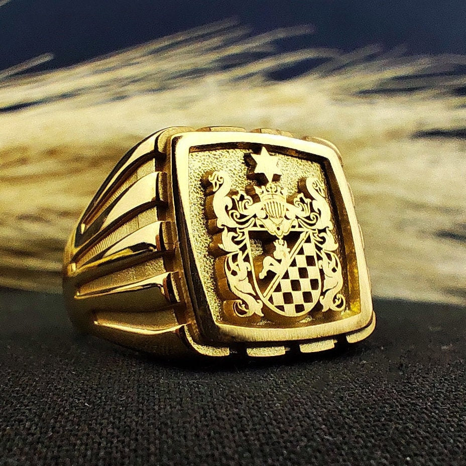 Celebrate your family history with this exquisite gold-plated signet ring, featuring a deeply engraved coat of arms. This square-shaped crest ring is crafted for men who value tradition and personal legacy. A unique and sophisticated gift for birthdays, anniversaries, or special occasions, designed to be passed down through generations as a timeless keepsake.