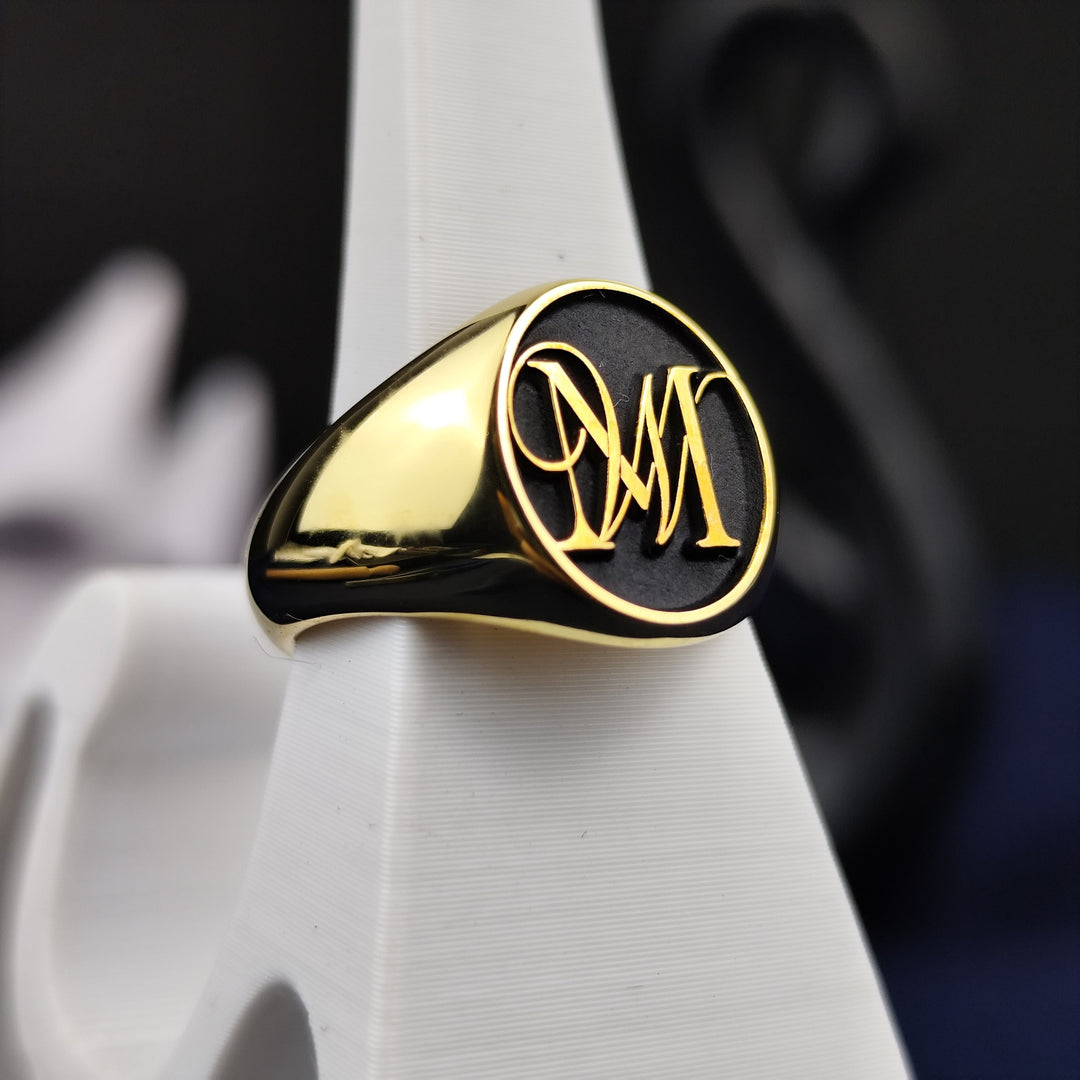 Personalized name ring featuring a sleek, minimalist design in gold or silver. With custom engraving, this stylish ring is ideal as a gift, offering a modern touch for any occasion or daily use.