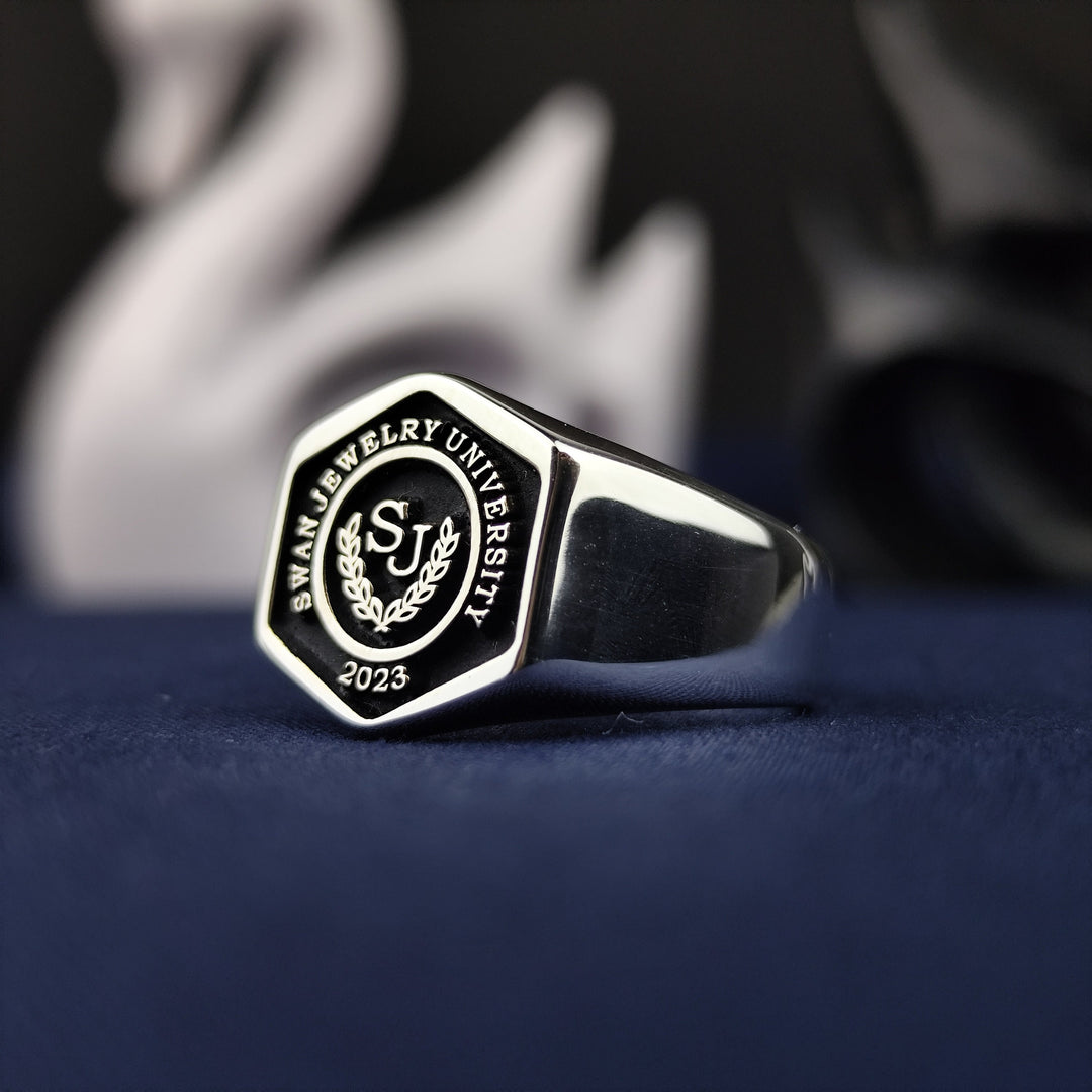 Personalized hexagonal signet ring in silver, designed for university graduates. A sophisticated gift to honor educational success.