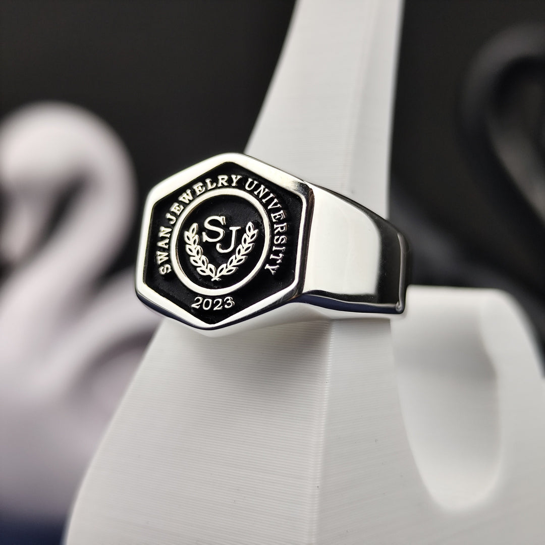 Men’s hexagonal university ring, designed in silver to celebrate academic pride. A versatile and stylish accessory for all occasions.
