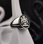 Load image into Gallery viewer, Gold coat of arms ring, crafted for men with custom engraving of a family crest. This unique piece serves as a beautiful reminder of family legacy, suitable for both daily wear and special occasions.