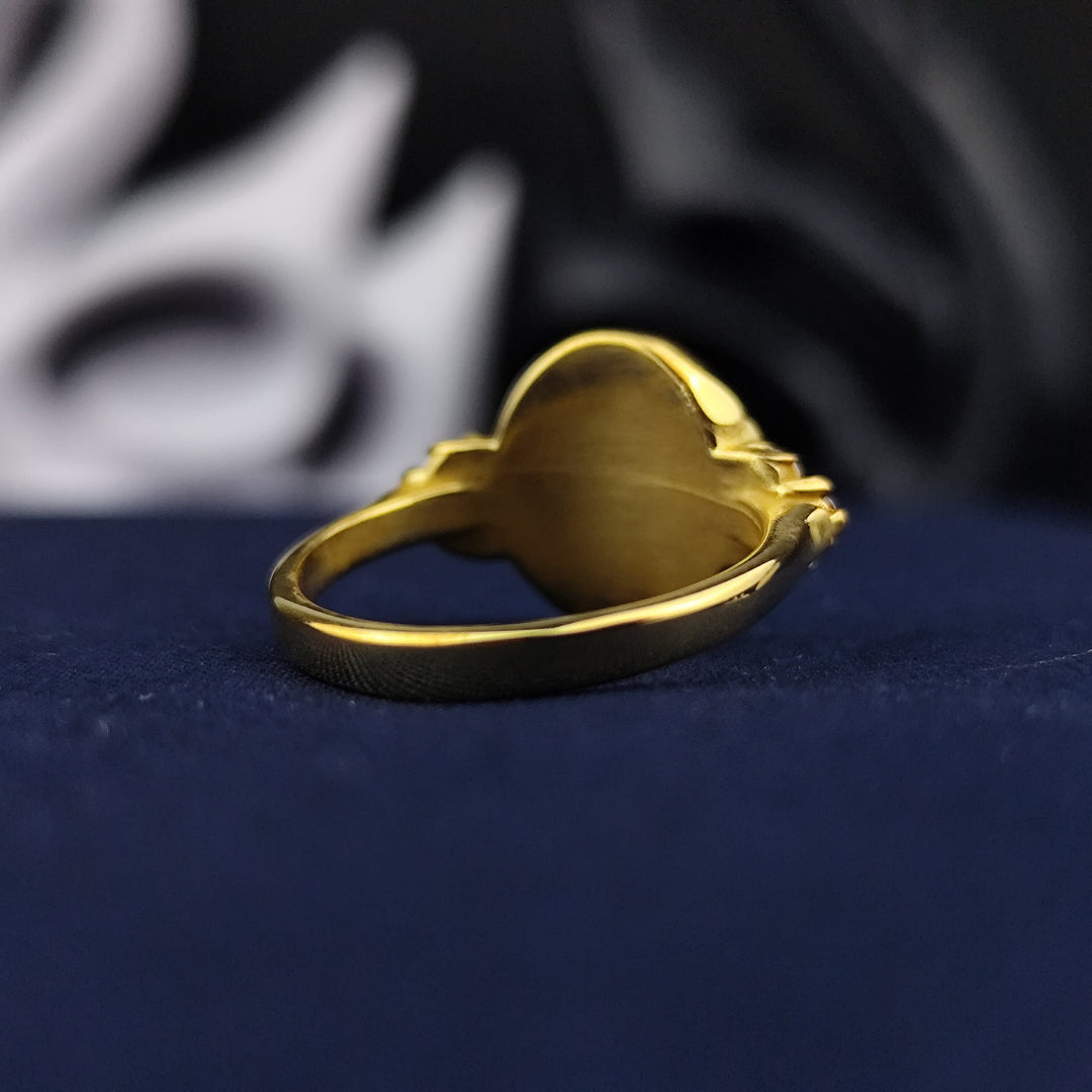 This stunning gold-plated Virgin Mary ring is a piece of Catholic devotion, adorned with a brilliant gemstone for a touch of elegance. A perfect blend of faith and fashion, this signet ring is designed for women seeking a meaningful jewelry piece. A wonderful keepsake to celebrate spiritual milestones or as a symbol of divine blessings.
