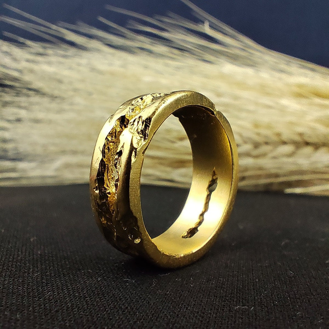 Organic gold ring with a rustic finish, combining elegance with a touch of boho style. Ideal for both everyday wear and special events.