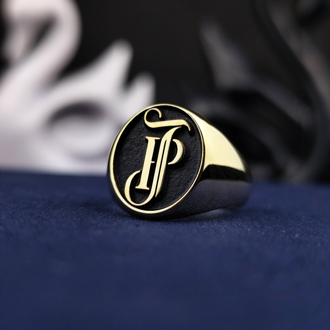 Celebrate identity with this detailed 14K gold name and surname ring, designed in a monogram seal style. The elegant engraving and classic gold finish offer a perfect mix of tradition and modern personalization. Ideal for anniversaries, family gifts, or meaningful milestones, this ring makes a bold statement.