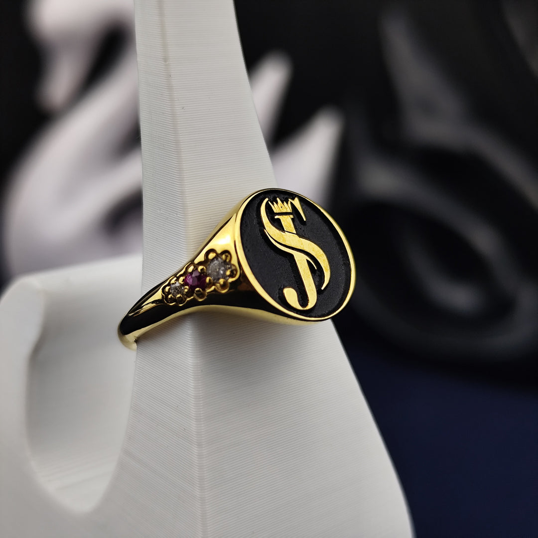 This custom engraved gold-plated ring is designed for women who love personalized and meaningful jewelry. Featuring a shimmering gemstone and a name engraving, this elegant and delicate ring is ideal for marking special moments. A unique and stylish gift choice for those who value sentimentality in their accessories.