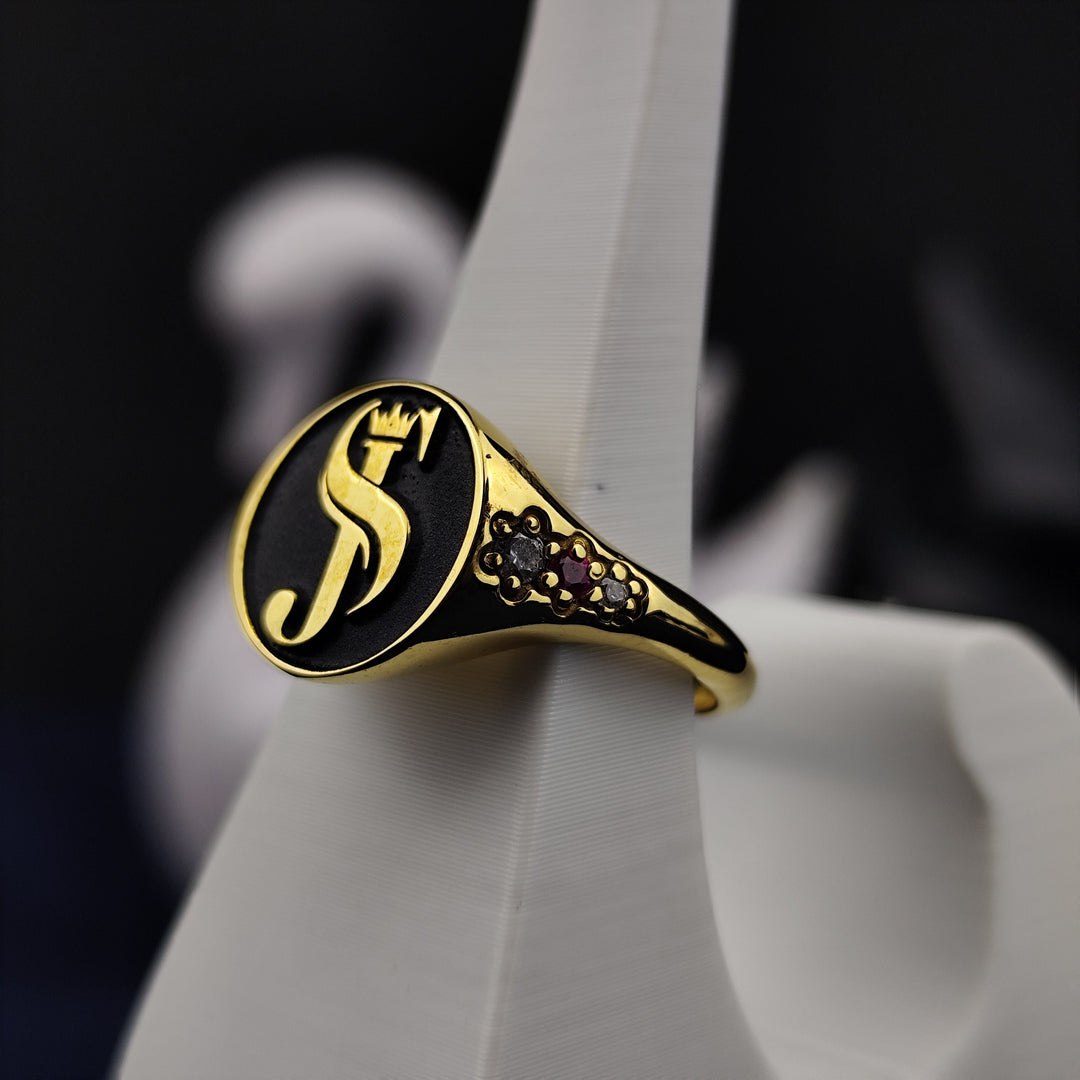 Celebrate special moments with this custom name ring, designed in gold plating with a delicate gemstone accent. A refined and sophisticated jewelry piece for women, perfect as a birthday or anniversary gift. Whether customized with a name or a meaningful word, this dainty ring is an exquisite reminder of love and personal connection.