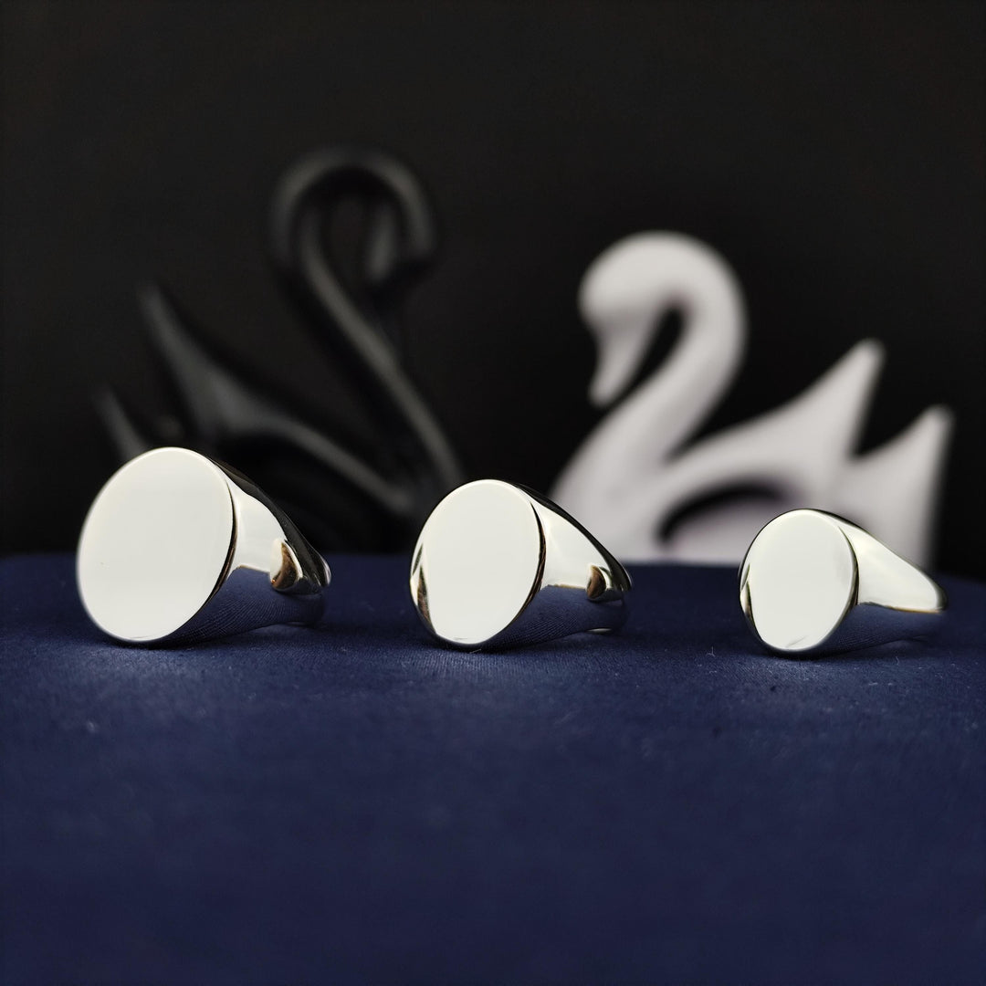 Women’s silver ring with a blank oval face, ideal for engraving or personal touches. This elegant ring is perfect for daily wear or special occasions.