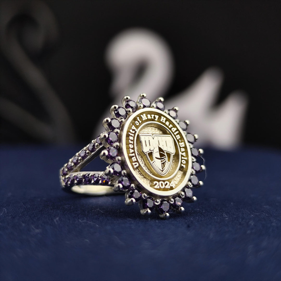 Women’s graduation ring featuring a unique double band and a central stone. Designed to symbolize academic success with a touch of sophistication.