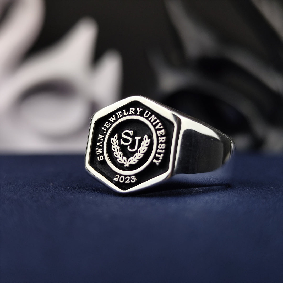 Silver men’s graduation ring with a hexagonal shape, perfect for marking academic milestones. A classic and meaningful piece.