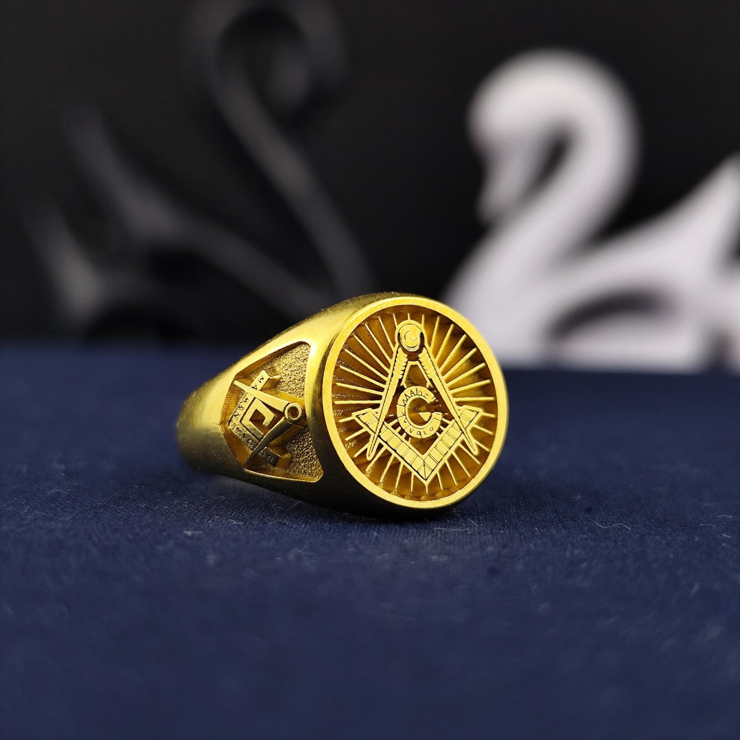 Personalized Mason ring in gold with a distinct design, representing brotherhood. This ring is both meaningful and stylish, ideal for gifting.