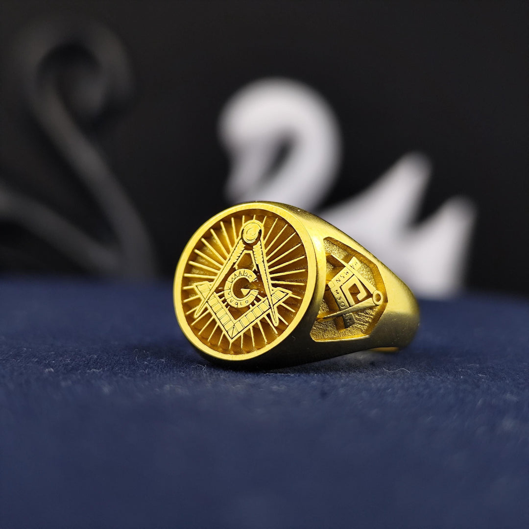 Elegant gold signet ring for Freemasons, featuring a custom Masonic emblem. This unique design is perfect for those who appreciate timeless elegance.