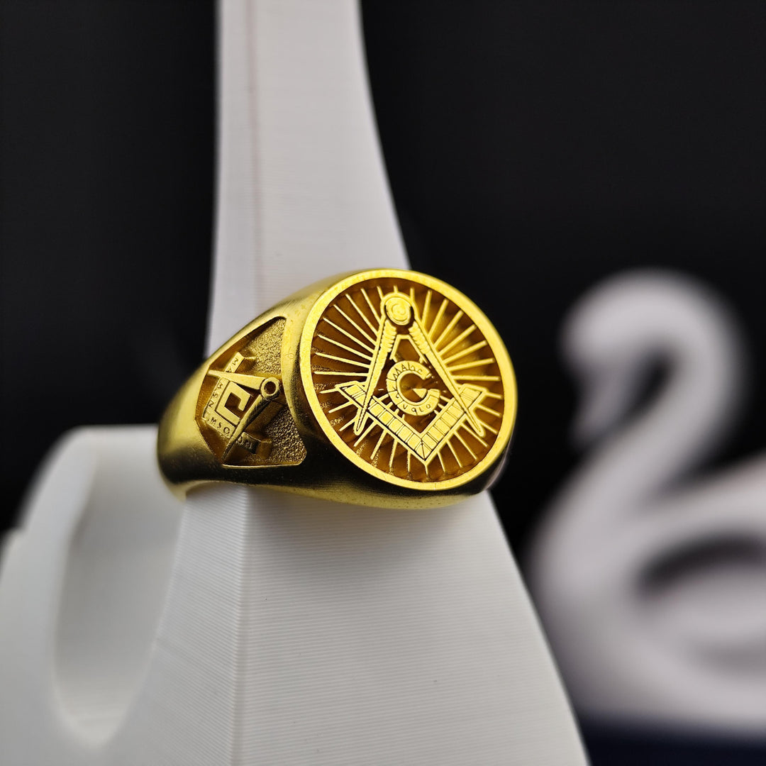 Elegant gold Mason ring with a unique design, symbolizing brotherhood and tradition. Ideal for daily wear or special Masonic ceremonies.