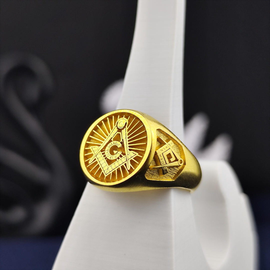 Custom Freemason ring in gold, designed with a unique symbol. This ring adds sophistication and is perfect for honoring Masonic values.