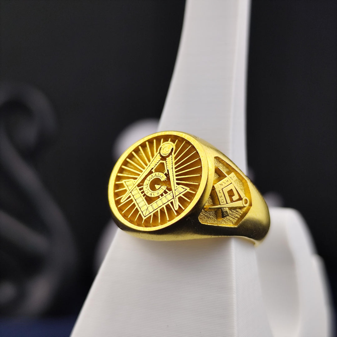 Unique Masonic ring crafted with a bold gold design. Perfect for those who wish to showcase their Freemason pride in a modern yet classic way.