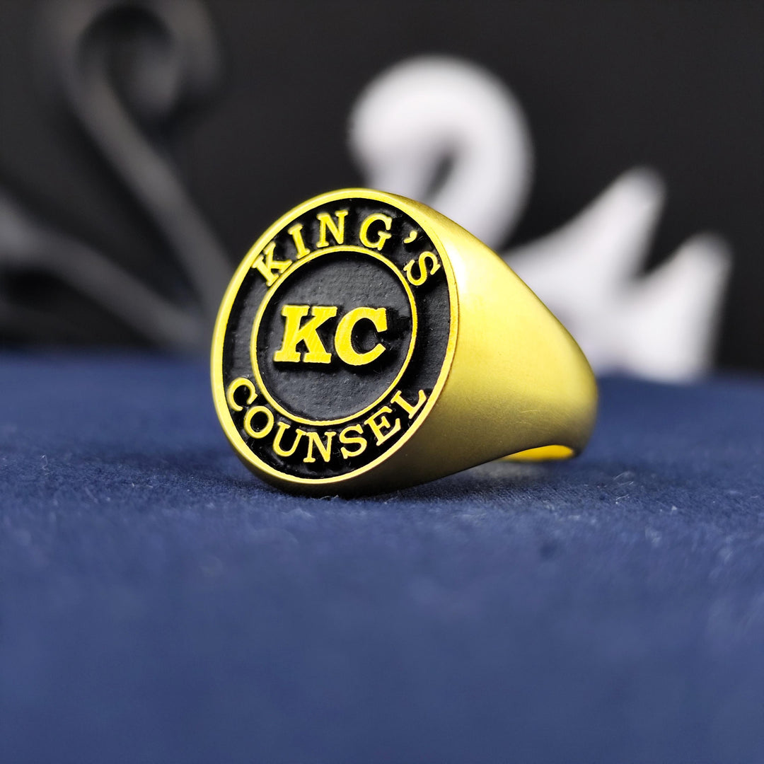 Personalized name and surname ring available in gold or silver, designed to celebrate special names. A unique, stylish piece for daily wear or special events, perfect as a personal gift.