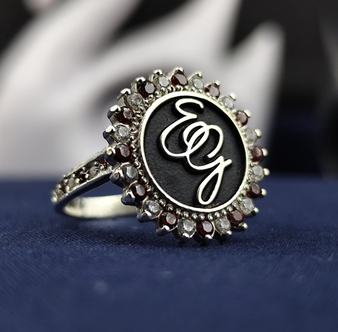 A delicate and elegant silver monogram ring, designed with a personalized two-letter engraving. The combination of a gemstone accent and an enamel finish adds a touch of sophistication. Whether as a surname ring or a unique statement accessory, this signet ring is a stylish and meaningful jewelry piece for women who love personalized elegance.