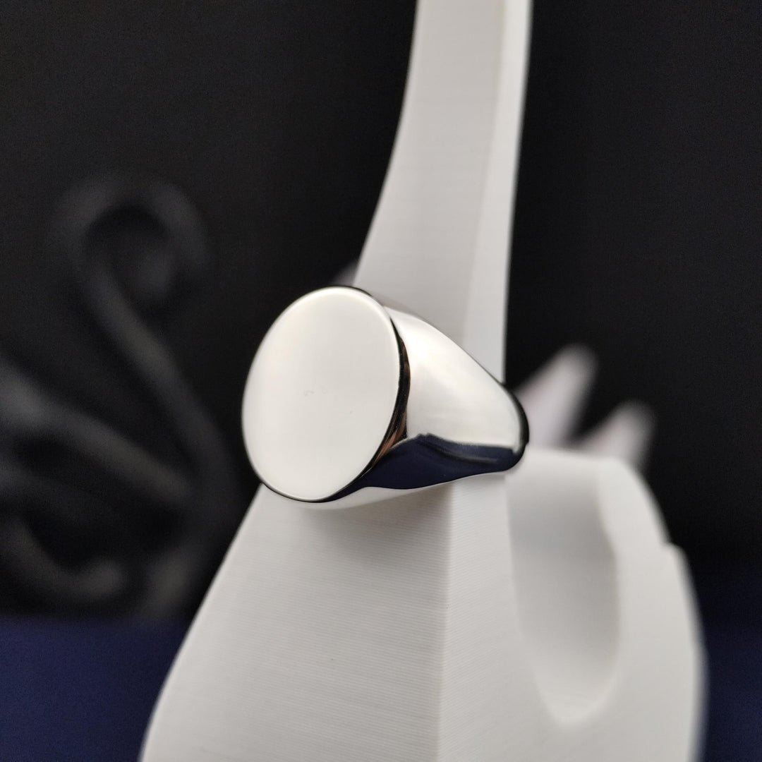 Oval signet ring in silver with a blank surface, designed for those who want to create their own personalized jewelry. Suitable for both men and women.