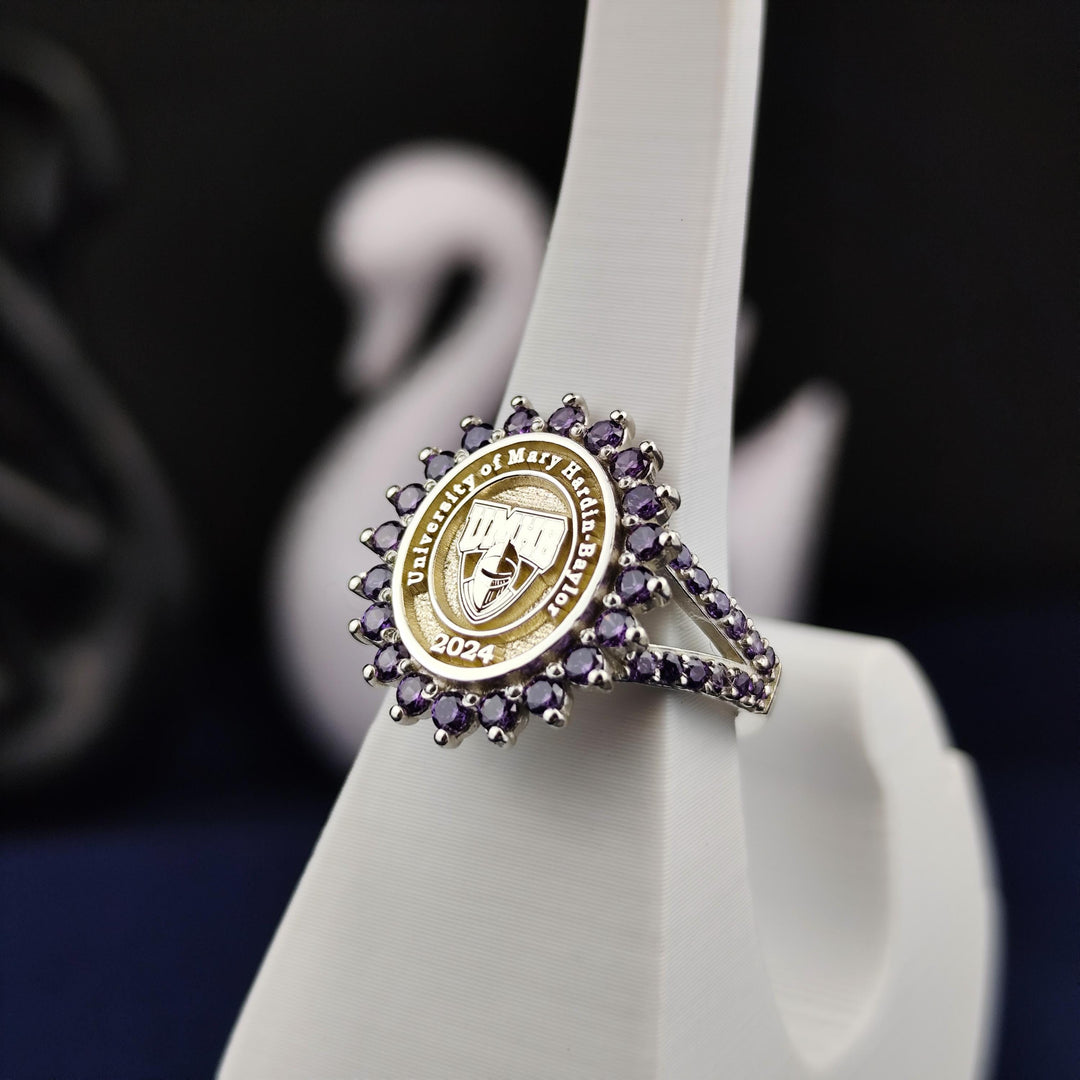 Custom graduation ring in gold with a double band and sparkling stone. A timeless gift for women celebrating their academic journey.