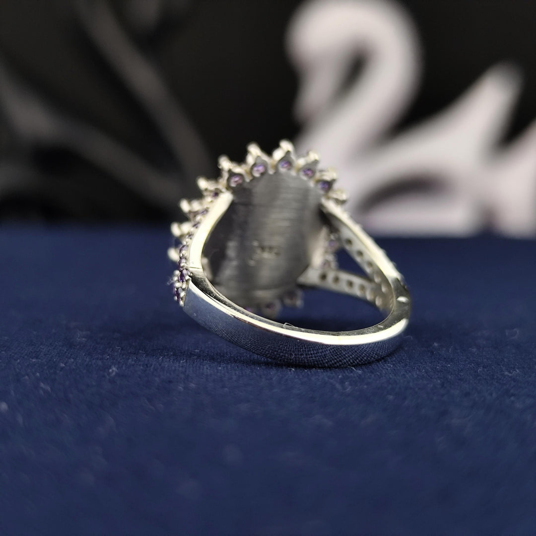 Personalized university ring for women, featuring a stone and double band design. This ring adds elegance and meaning to any occasion.