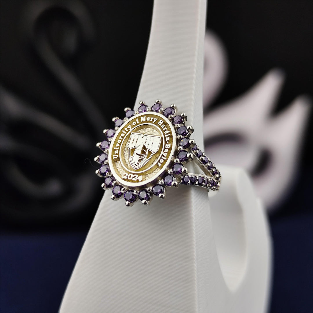 Double-band university ring in silver with a stone setting, perfect for honoring graduation. This ring combines modern style with tradition.