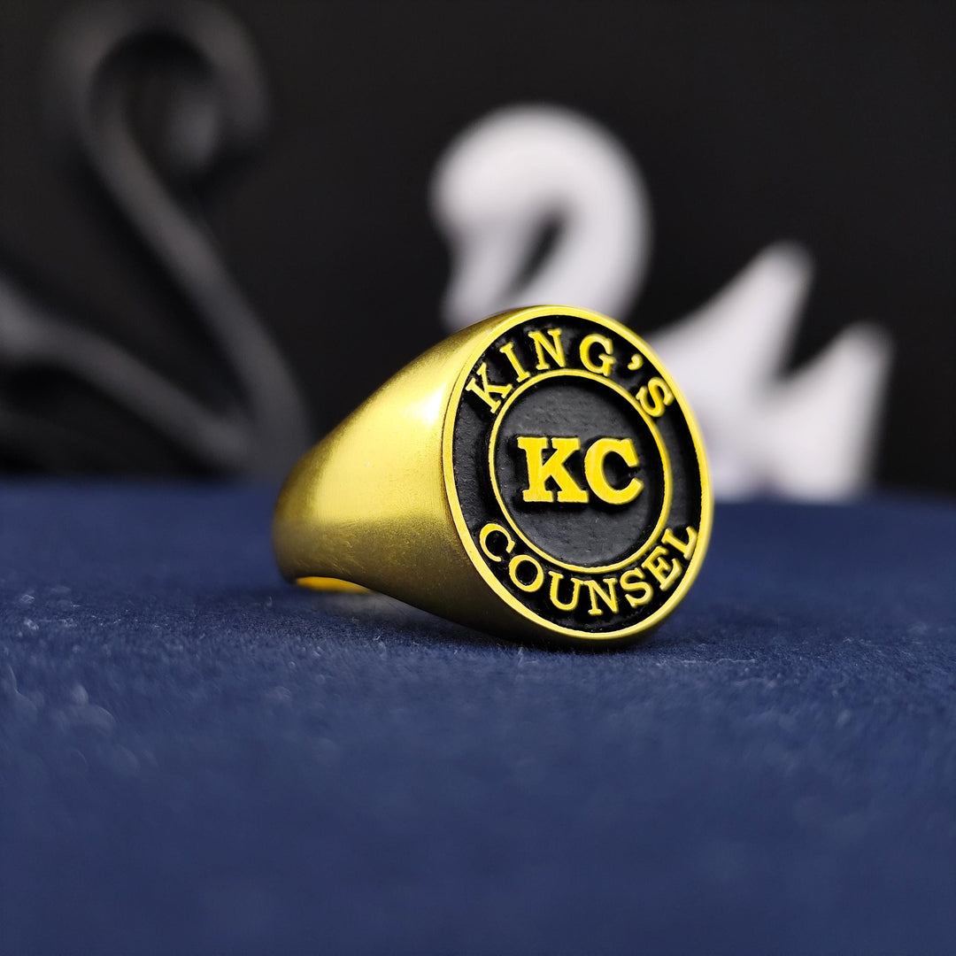 Elegant silver ring engraved with a first and last name. Ideal for those seeking a meaningful, custom jewelry piece, representing the connection of family names in a timeless, beautiful design.