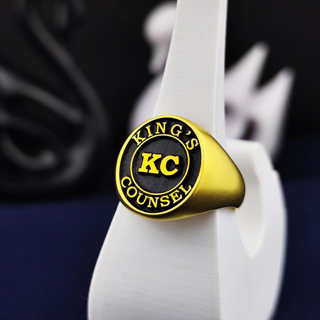 Personalized gold name ring, custom engraved with first and last names, combining elegance and sentiment. A sophisticated gift choice, ideal for special celebrations or daily wear.