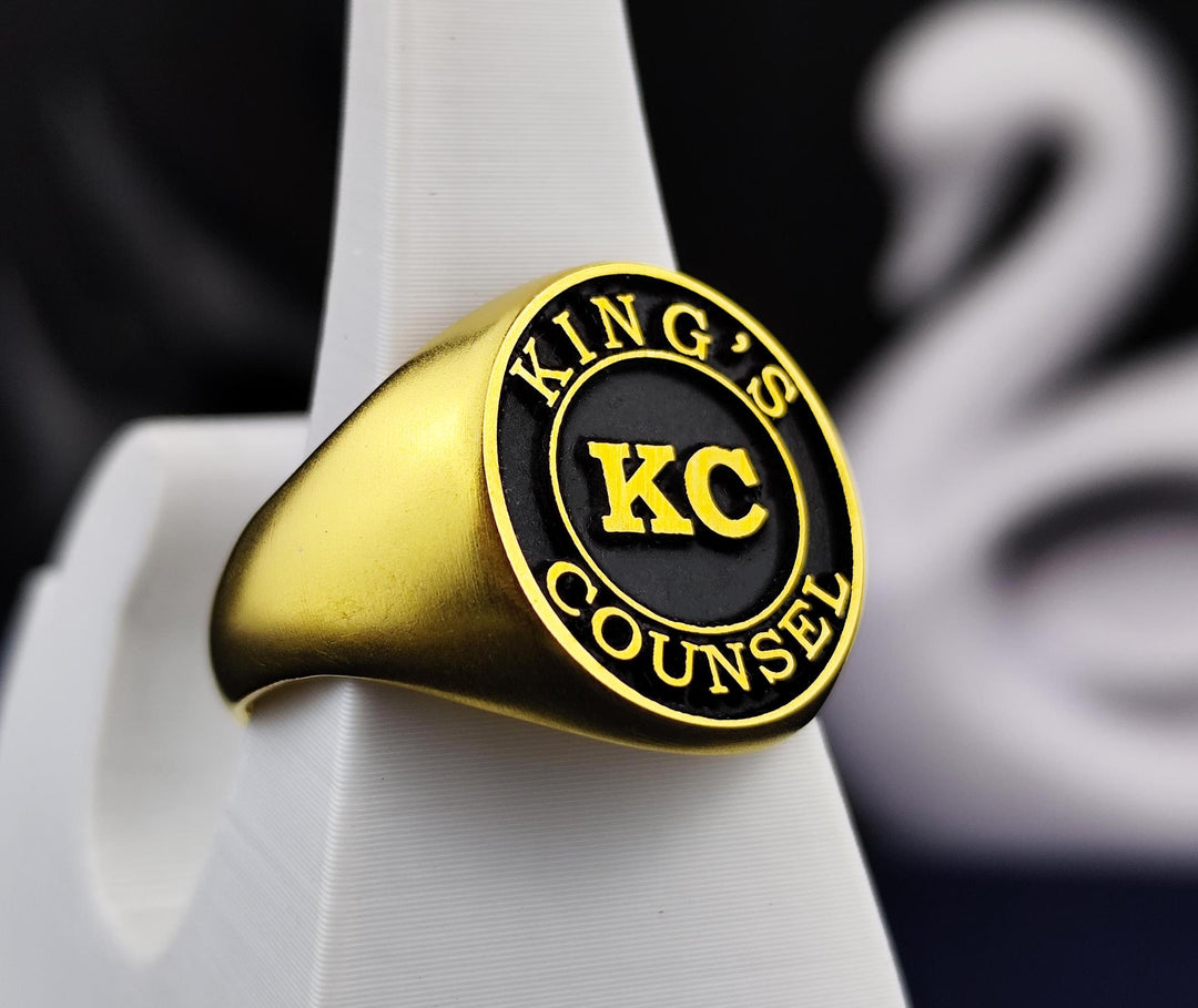 Custom first and last name ring, engraved in gold with your chosen names. This unique, personalized piece is a thoughtful gift idea, perfect for anniversaries or special occasions, and suitable for daily wear.